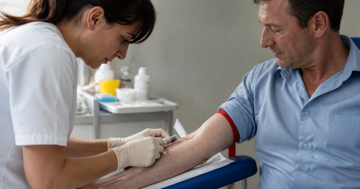 Infirmiere prelevant sang patient assis bras tendu