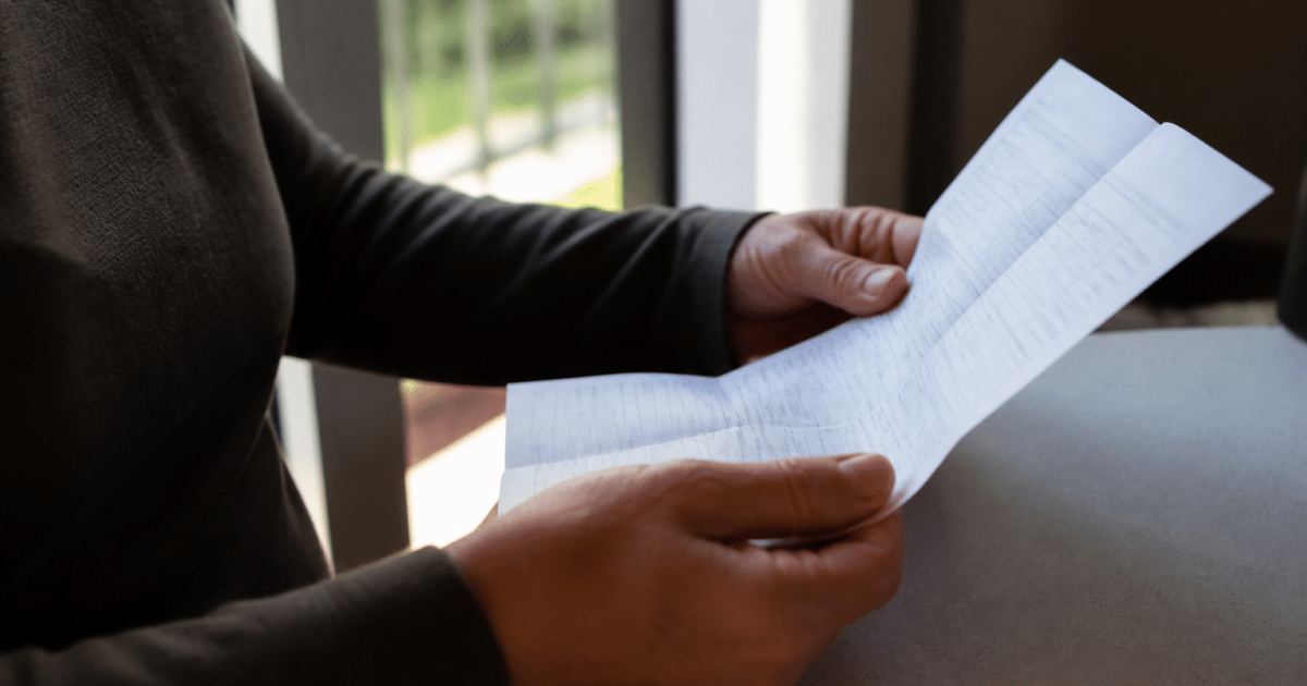 Personne tenant analyse sanguine montrant résultats gamma gt diminués