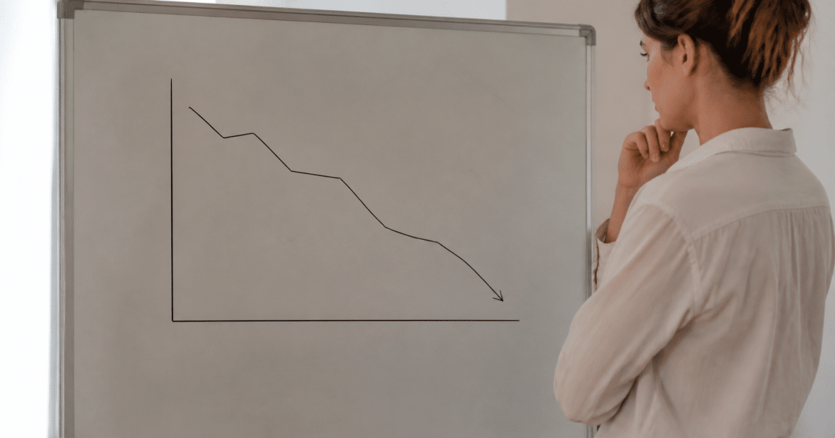 Graphique montrant courbe descendante de resultats sanguins sur tableau