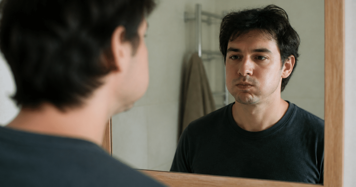 Homme debout face miroir montrant visage gonflé puis affine progressivement