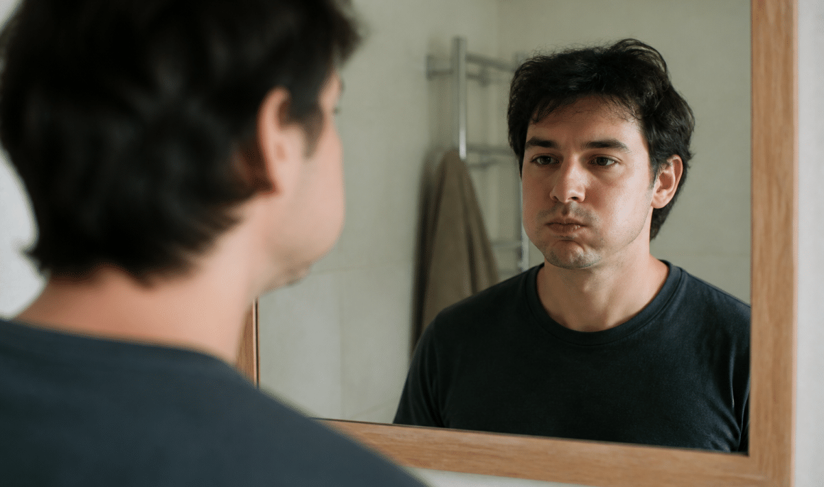 Homme debout face miroir montrant visage gonflé puis affine progressivement