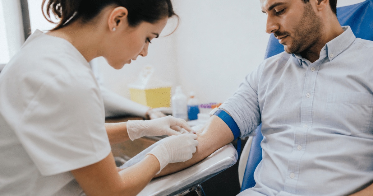 Infirmiere preleve du sang sur patient assis