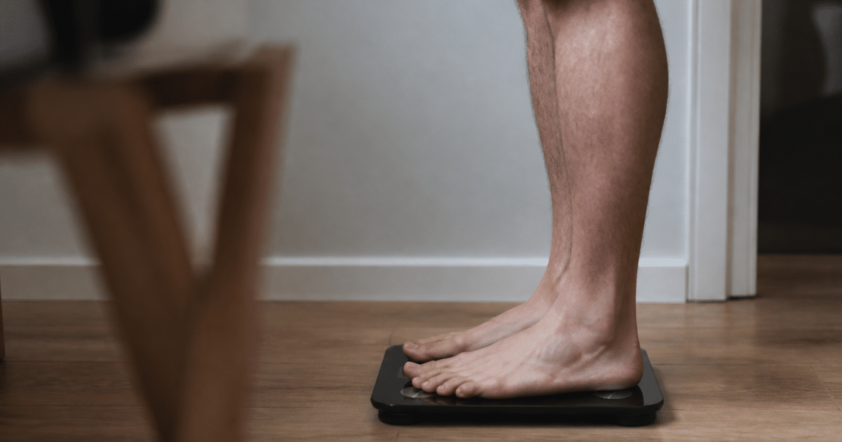 Personne pesant sur balance numerique apres dix jours sobriete