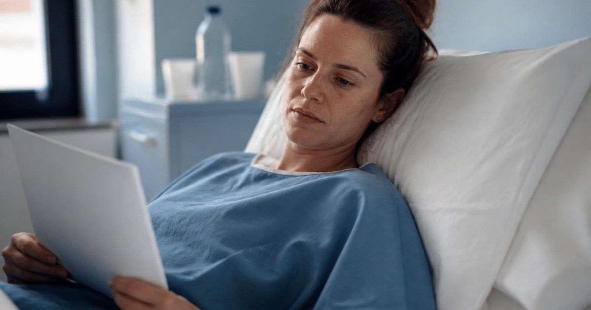 Patient allonge sur lit medical tenant resultats analyses sanguines