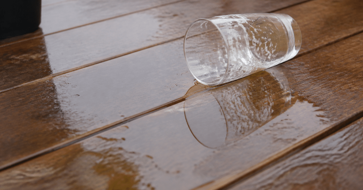 Verre de biere renverse sur une table en bois